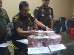 asisten-tindak-pidana-khusus-kejati-jatim-didik-farkhan-tengah-menunjuka_20171227_183713.jpg