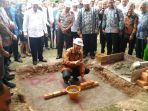 asman-abnur-peltakan-batu-pertama-iteba_20180127_125719.jpg
