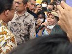 asmania-warga-pulau-pari-menangis-di-depan-gubernur-dki-jakarta-anies-baswedan.jpg