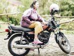 asri-welas-bergaya-di-atas-yamaha-rx-king.jpg