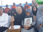 assyifa-memegang-foto-ibunya-dede-anggarini-korban-lion-air_20181106_113125.jpg