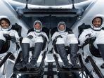 astronot-spacex-meluncur-dengan-roket-falcon-9-8.jpg
