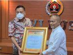atal-s-depari-memberikan-penghargaan-mitra-pers-kepada-gubernur-provinsi-sulawesi-utara.jpg