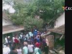atap-rumah-hancur-akibat-jatuhnya-pesawat-super-tucano_20160210_133758.jpg