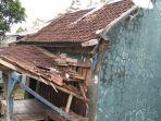 atap-rumah-warga-pandeglang-banten-roboh1.jpg