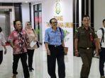 ath-mantan-bupati-kapuas-hulu-kemeja-biru-di-dampingi-petugas-kejati-kalbar.jpg