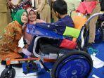 atikoh-ganjar-memberi-kursi-roda-adaptif.jpg