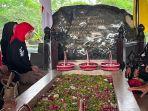 Saat Atikoh Ganjar Khusyuk Berdoa di Makam Bung Karno