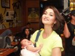 atiqah-hasiholan-tengah-menggendong-salma-jihane-putri-dewanto_20170826_160434.jpg