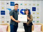 atlet-angkat-besi-indonesia-rizki-juniansyah-dan-country-manager-visa-indonesia-vira-widiyasari.jpg