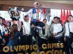 atlet-angkat-besi-indonesia-rizki-juniansyah-saat-disambut-di-vvip-room-bandara-soekarno-hatta.jpg