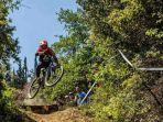 Pakai Sepeda Buatan Indonesia, Atlet MTB-XC Inggris Naik Podium Ajang Goulinas Adventure