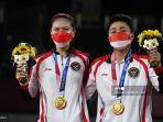 atlet-indonesia-apriyani-rahayu-kanan-dan-greysia-polii-indonesia-berpose-dengan-medali-emas.jpg