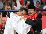 atlet-pencak-silat-hanifan-yudani-presiden-jokowi-dan-prabowo-subianto-berpelukan-bersama.jpg