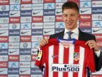 atletico-madrid-present-new-signing-luciano-vietto_20150710_170207.jpg