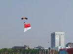 atraksi-penerjun-payung-yan.jpg