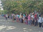 atrean-warga-mengular-hingga-keluar-pagar-di-depan-gor-bukit-telunjuk-laha.jpg