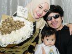 atta-halilintar-bersama-ameena-hanna-nur-atta-dan-aurel-hermansyah-yang-memegang-buket-bunga-mawar.jpg