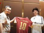 atta-halilintar-bertemu-dengan-presiden-sriwijaya-fc-hendri-zainudin.jpg