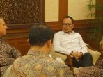 audiensi-menaker-dengan-delegasi-wall-street-english-wse_20170427_094832.jpg<pf>menaker-saat-menerima-audiensi-delegasi-wall-steet-english-wse_20170427_094849.jpg