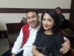 augie-dan-istri-romantis.jpg