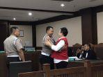 augie-fantinus-dan-polisi-yang-ia-duga-sebagai-calo-tiket-asean-games.jpg