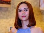 aura-kasih-hadir-pada-gala-premiere_20160427_204040.jpg