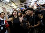 aura-kasih-hibur-penumpang-krl_20150918_191205.jpg