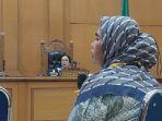 auziah-ibu-imam-masykur-bersaksi-di-persidangan-kasus-pembunuhan-anaknya.jpg