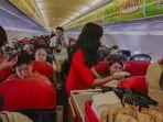 awak-kabin-airasia-bagikan-menu_6.jpg