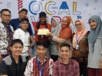 awak-redaksi-berpose-bersama-kue-buatan-karyawan-philps-lighting_20180323_110829.jpg