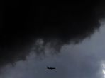 awan-cumulonimbus-selimuti-perairan-teluk-jakarta_20210110_214316.jpg