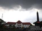 awan-hitam-memayungi-kota-malang.jpg