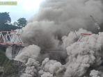 awan-panas-guguran-gunung-semeru-telah-mencapai-jembatan-gladak-perak.jpg