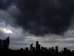 awan-tebal-selimuti-kota-jakarta_20200113_082257.jpg