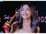 awdella-yang-baru-saja-mendapat-ami-awards.jpg