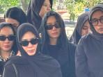 Menangis saat Pemakaman sang Ayah, Bunga Zainal : Selamat Istirahat Pah