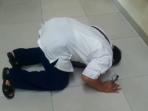 ayah-mantan-anggota-pol-pp-ini-sujud-syukur-dengar-anaknya-dihukum-8-bulan-penjara_20160921_195133.jpg