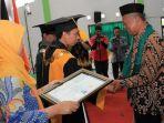 ayah-menangis-terima-piagam-anaknya-yang-sudah-meninggal.jpg