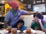 ayah-yang-membuat-kejutan-untuk-dua-anaknya_20180523_153244.jpg