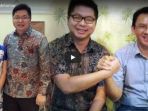 ayahnya-tiada-pria-ini-dibantu-ahok-lamar-kekasih-kejutan-lainnya-bikin-terharu_20171110_132944.jpg