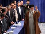 ayatollah-ali-khamenei-memberikan-suara-pada-pemilihan-parleman_20200222_012503.jpg