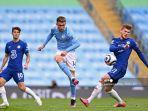 aymeric-laporte-tengah-mengoper-bola-selama-pertandingan.jpg