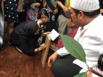 ayu-azhari-di-nisan-yana-zein_20170603_060601.jpg