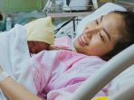 ayu-dewi-dan-bayi-laki-lakinya_20170708_175728.jpg