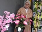 ayu-krisna-pengrajin-bunga-hias-dari-sampah-material_20220706_161927.jpg