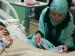 ayu-ting-ting-baca-al-quran-di-samping-jupe_20170416_150412.jpg