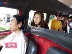 ayu-ting-ting-ke-pasar-naik-angkot.jpg