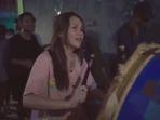 ayu-ting-ting-menabuh-bedug-untuk-membangunkan-warga-sahur-2.jpg