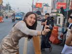 Momen Hangat Ayu Ting Ting Jelang Salat Iduladha, Bercanda dengan Awak Media